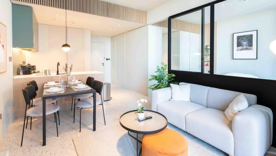 Sleek 1BR w Balcony in Business Bay