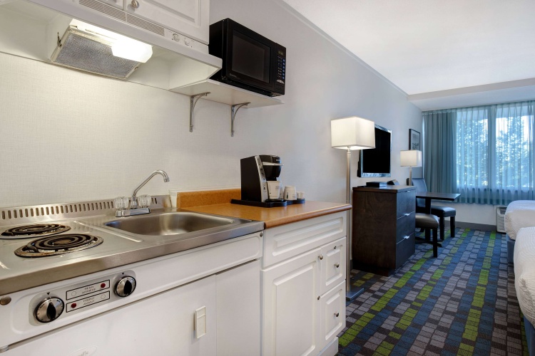 Days Inn by Wyndham Victoria Airport Sidney photo 17
