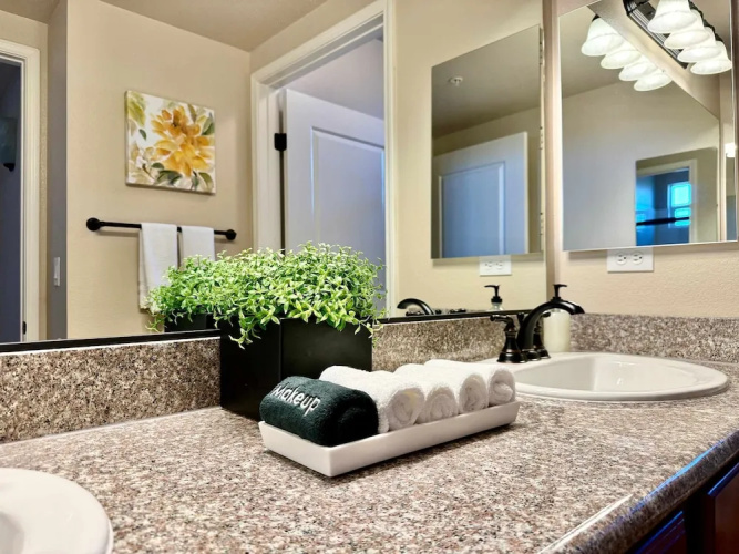 New Stylish 1BR Apt With Heated Pool Gym Yoga Studio