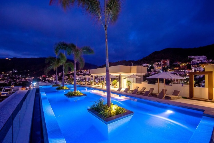 Mountain Views Rooftop Pool Condo