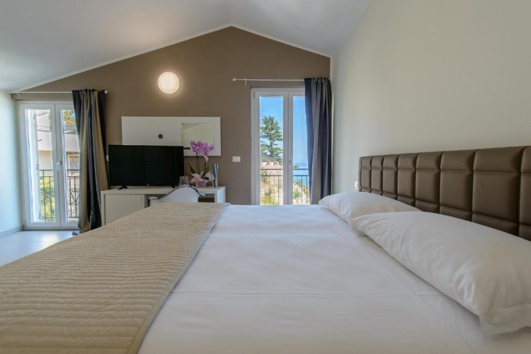 Standard Quadruple room with balcony and with sea view