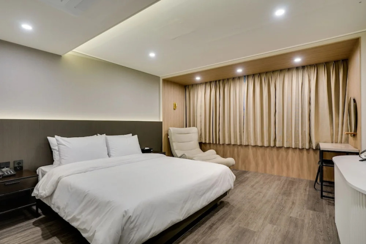Two H Hotel