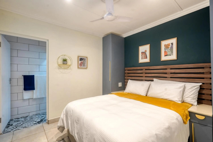 Hampton Collection - Trendy 2 Sleeper Apartment with Pool