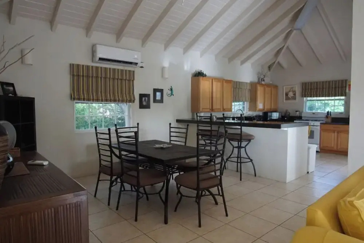 Villa - Sleeps 6 - Pool - Parking - Garden