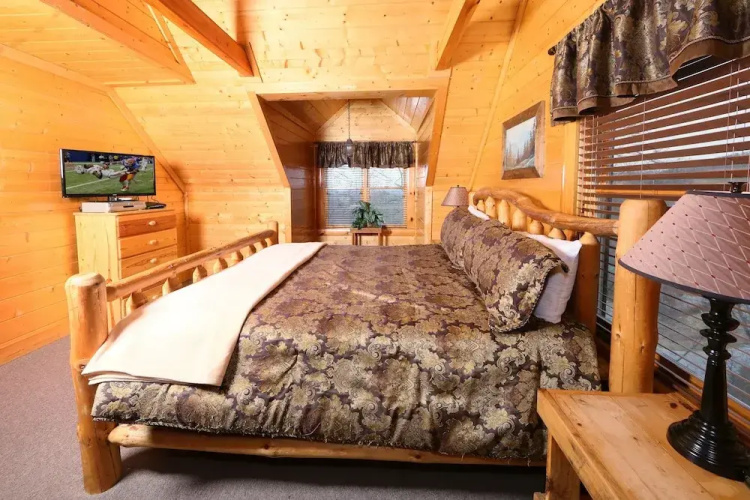 Rising Eagle Lodge - Eight Bedroom Cabin
