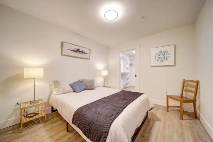 New Luxurious Modern 2BR Condo Sleeps 5 Coffee, AC, WIFI