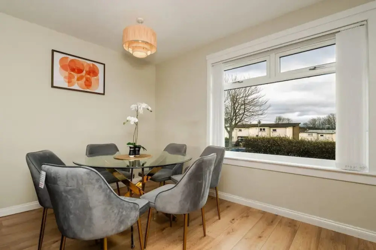 3 Bed House With Driveway