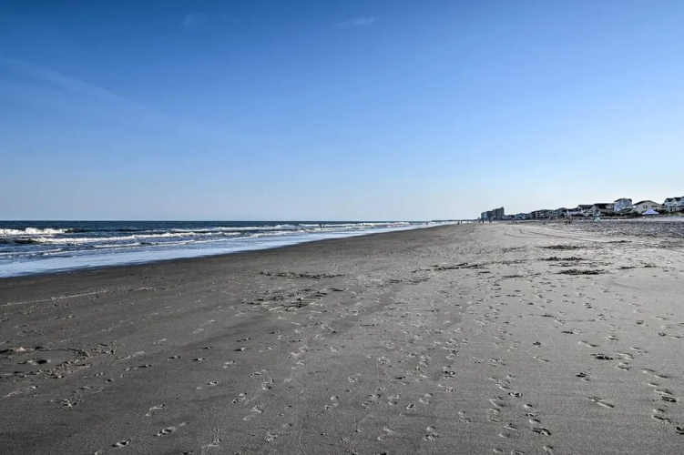 Eclectic Condo w/ Balcony: 1 Block to Beach!