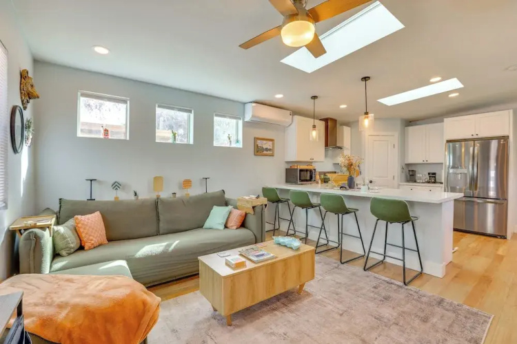 4 Mi to Dtwn Phx: Couples Escape w/ Shared Patio