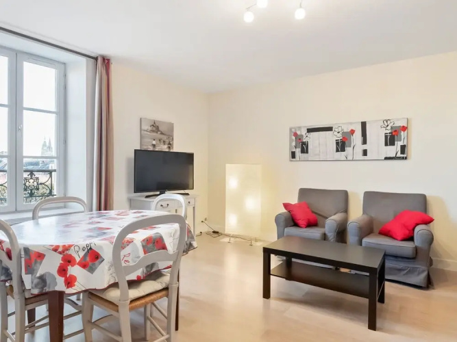 Modern & Spacious Apartment in Downtown Bayeux