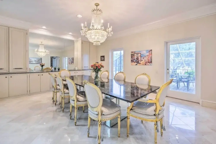 4 Bedrooms Villa