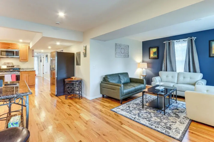 6 Mi to Dtwn New Haven: Duplex w/ Shared Yard