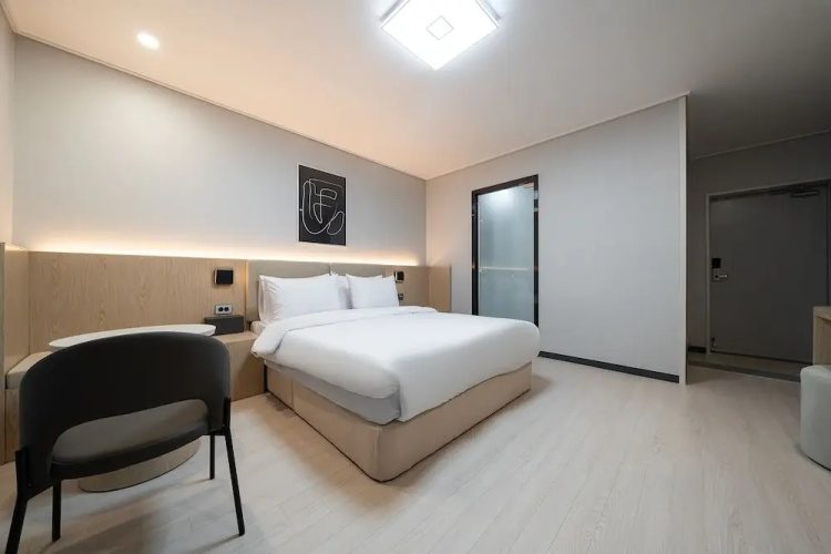 Gunsan Hound Hotel