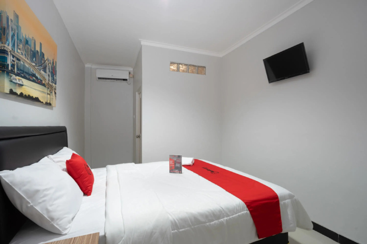 RedDoorz near Botani Square Mall