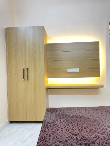 Host varanasi