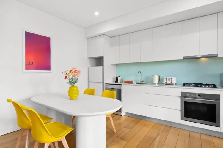 Central Luminous 2 Beds With Balcony Aircon
