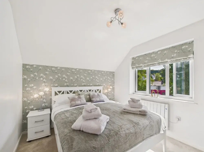 2-bed Central Apartment- Free Private Parking