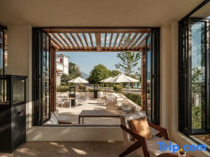 Dali Weizhi Lakeshore Villas