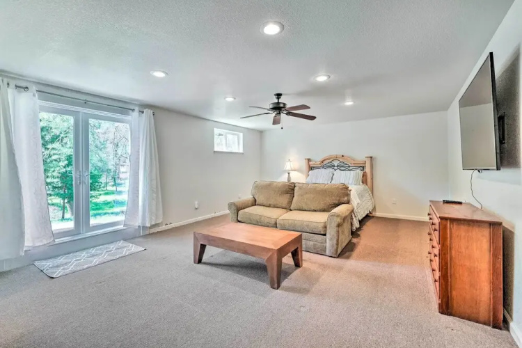 Community Perks: Welcoming Groveland Home