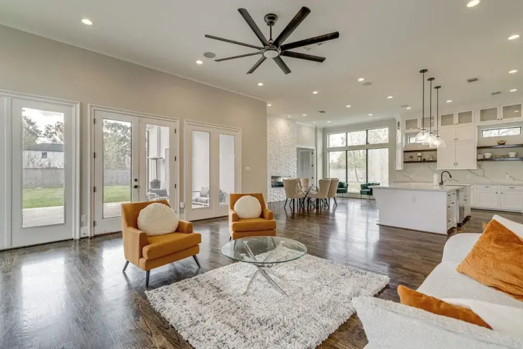 9 Mi to Downtown Houston: Spacious Group Getaway