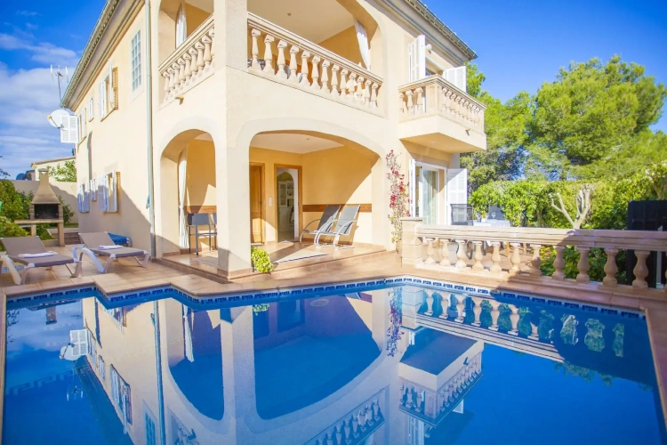 6 Bedrooms Villa