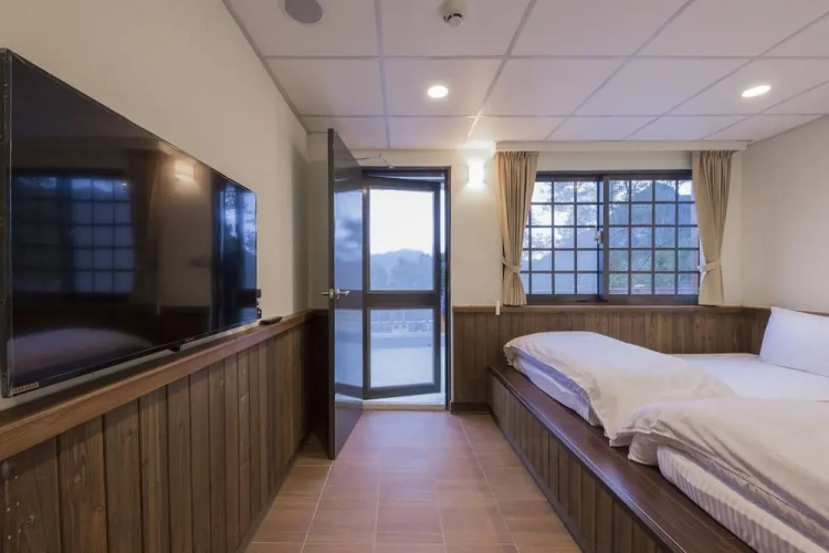 Standard Twin room with mountain view