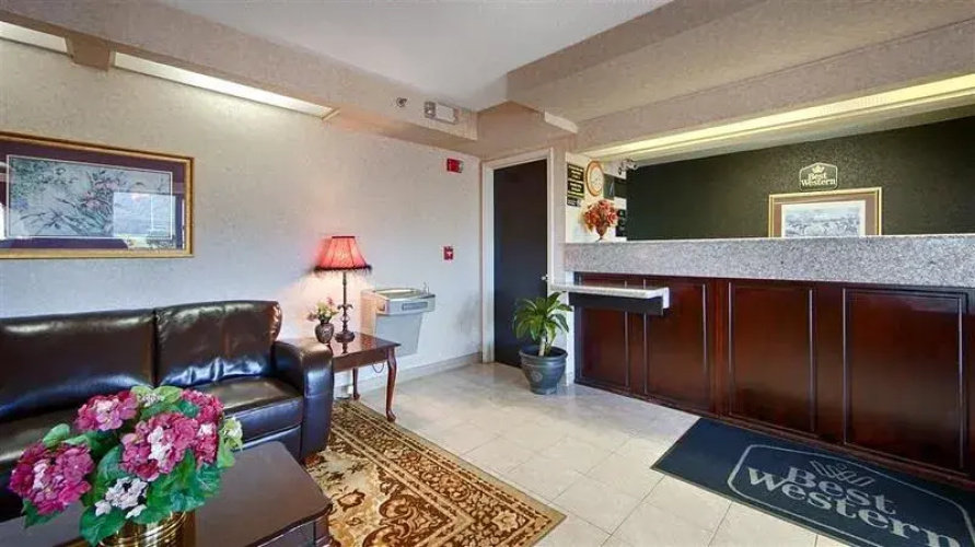 Days Inn & Suites by Wyndham Warner Robins Near Robins AFB