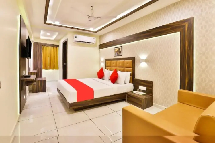 Goroomgo Silver Palace Ahemadabad