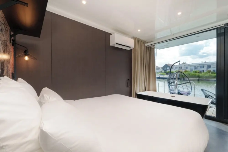 Premium Suite with harbour view