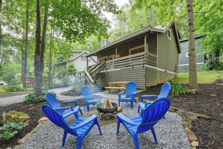 Maggie Valley Mountain Escape w/ Fire Pit & Deck
