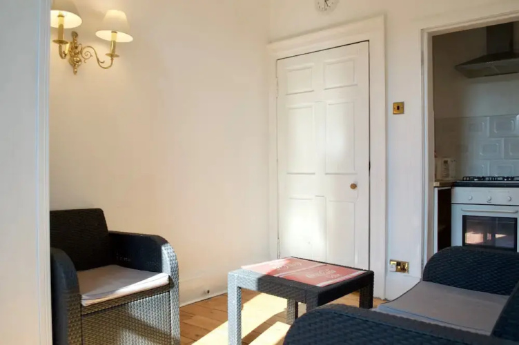 2 Bedroom Flat In Central Edinburgh