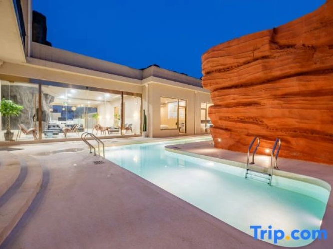 Floating Hideaway Mountain Stone Stream Hotel