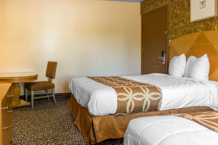 Delux Inn & Suites