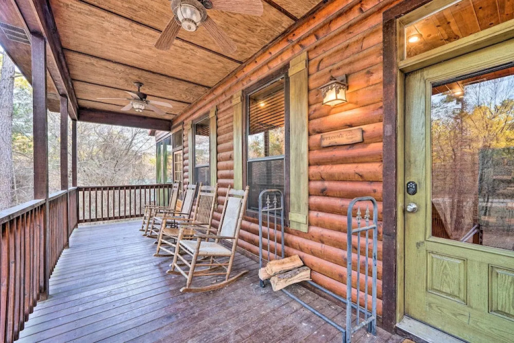 Broken Bow Cabin w/ Deck, Hot Tub & Fire Pit!