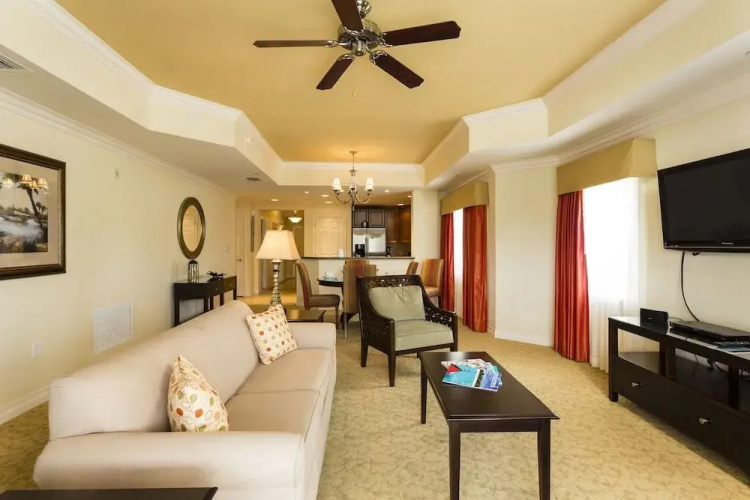Reunion Backing Onto Golf Course 3 Br condo by RedAwning