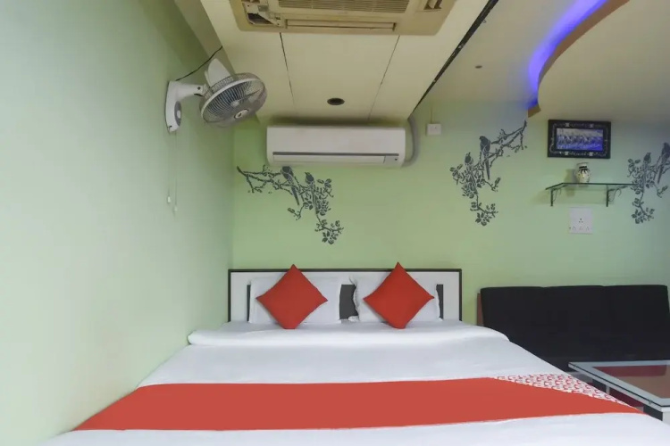 Oyo 60767 Dolphin Hotel
