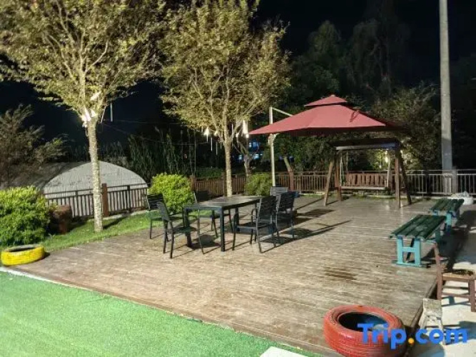 Huangjiaxiaoyuan B & B
