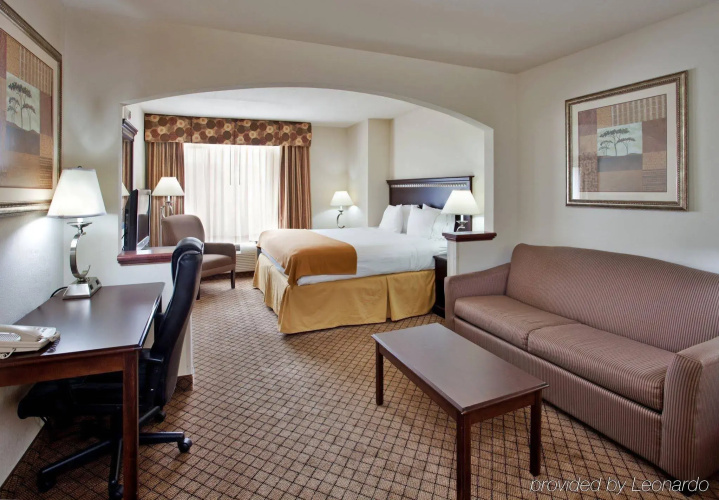 Holiday Inn Express & Suites McPherson by IHG