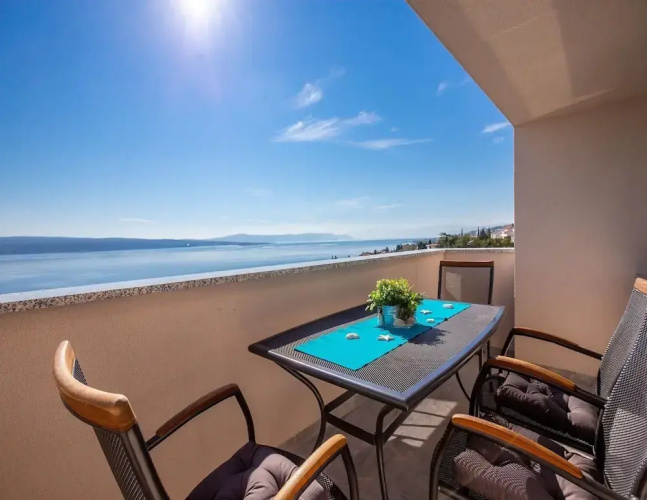 Charming Villa in Dramalj with Hot Tub