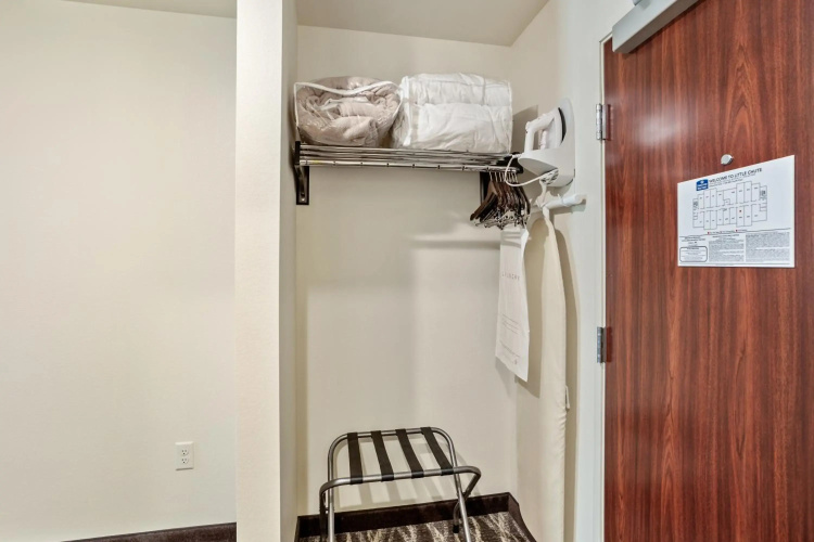 Cobblestone Hotel & Suites-Little Chute