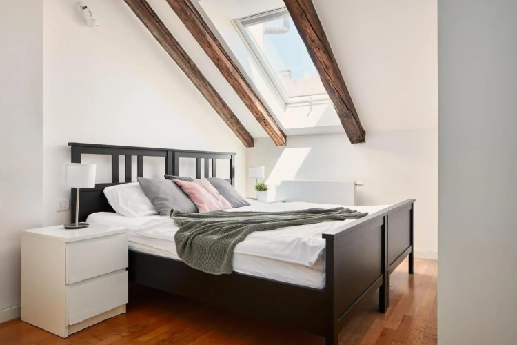 Bright Loft in New Town by Prague Days