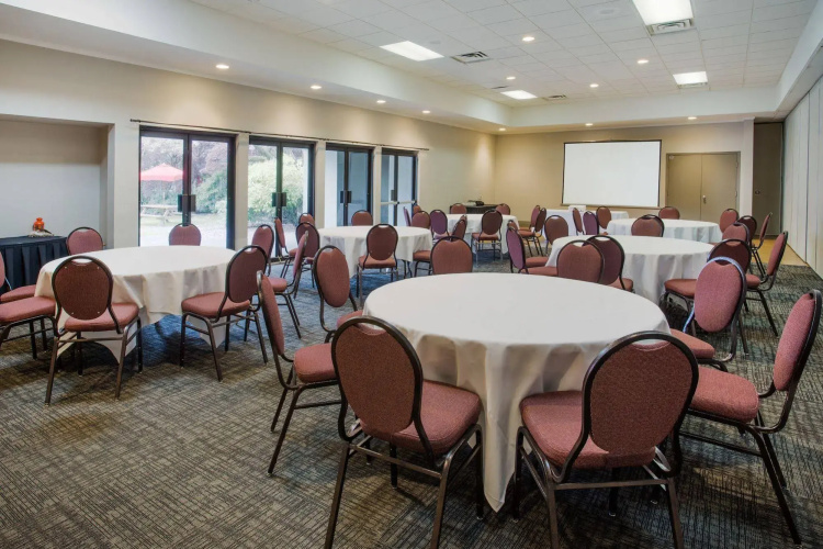 Ramada by Wyndham Duncan Cowichan Valley