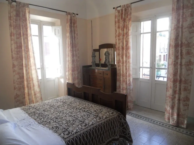 2 Bedrooms Cottage with city view
