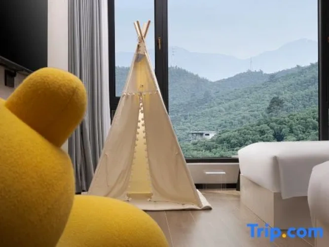 Standard Family room with mountain view