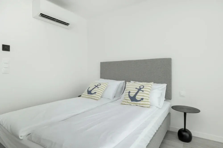 Air-conditioned Studio for 4 by Renters