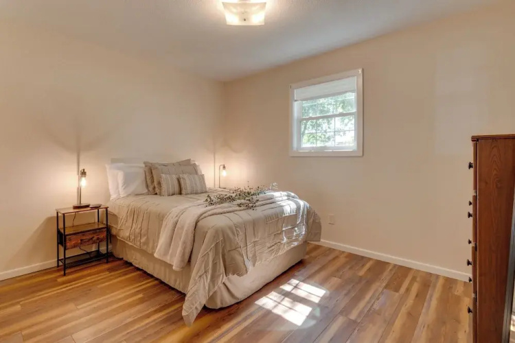 Pet-friendly Home ~ 9 Mi to Effingham nr I-exit!