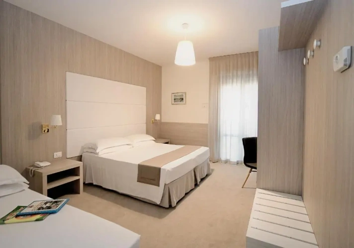 Standard Triple room with partial sea view