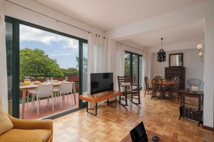 Apartment with balcony and with sea view
