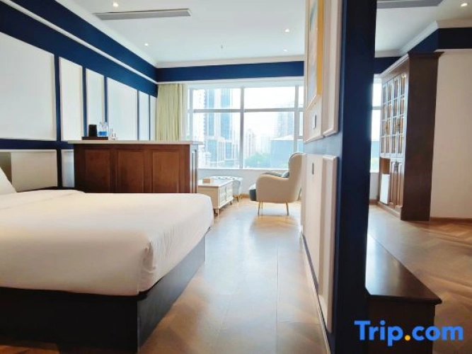 Suite with city view
