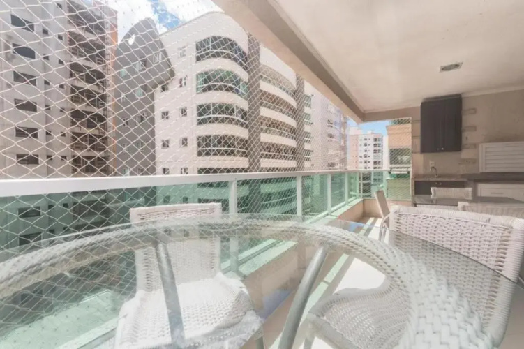 Apartamento 3 Suítes em Meia Praia